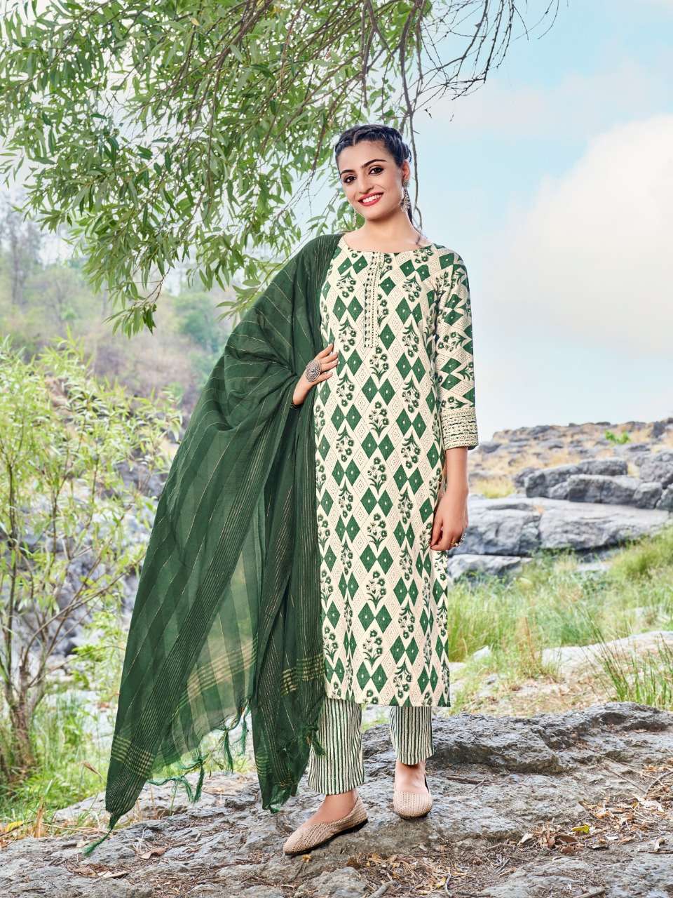 VITARA FASHION PRESENT AURELIUS READY TO WEAR CAPSUL PRINTED KURTI PANT WITH DUPATTA IN WHOLESALE PRICE IN SURAT - SAI DRESSES