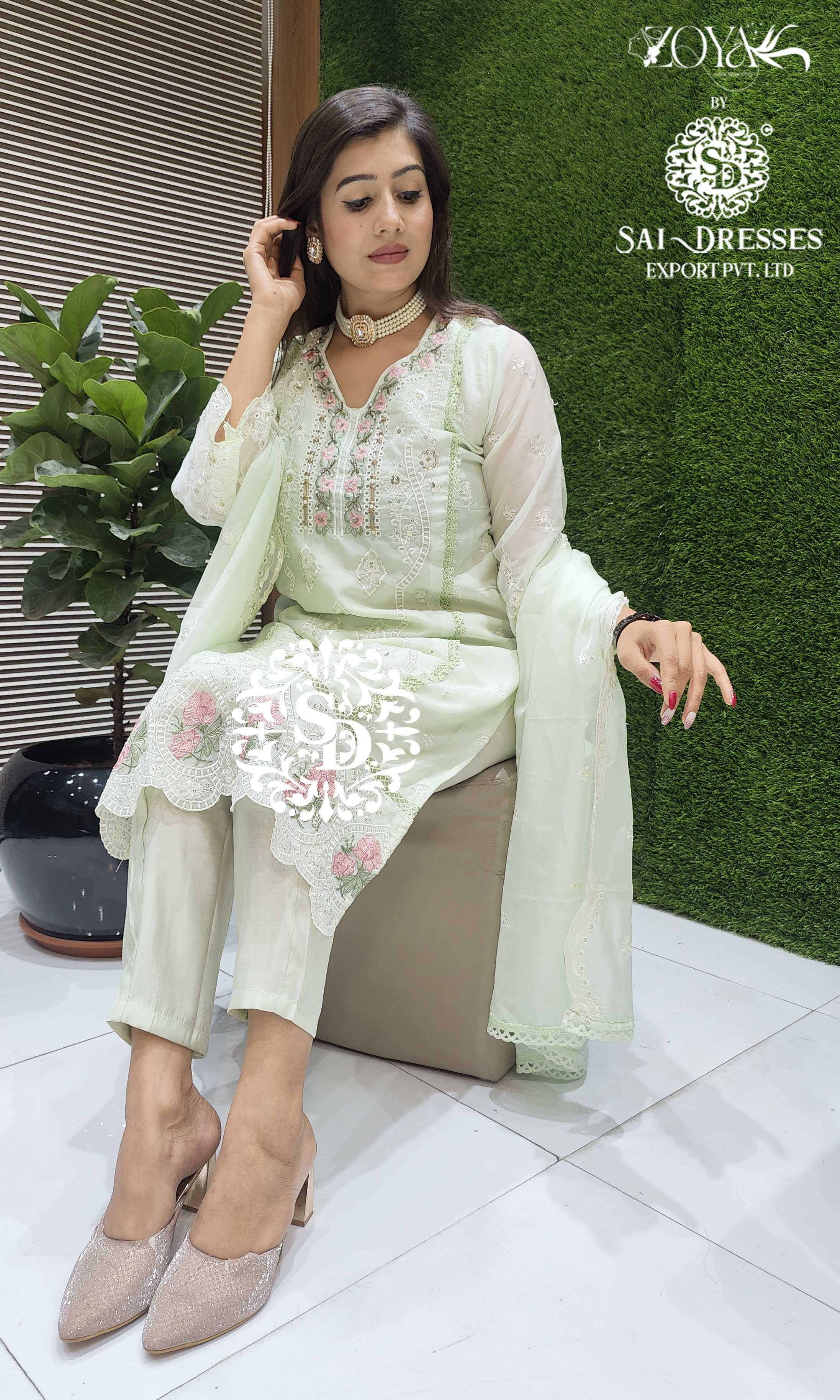 Model Backstage Posing Traditional Indian Pakistani Bridal Dress Fashion  Pakistan – Stock Editorial Photo © Shryrshyd #639175136